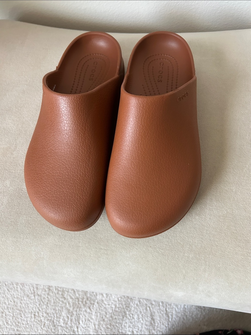 Dylan clogs in Chestnut Brown